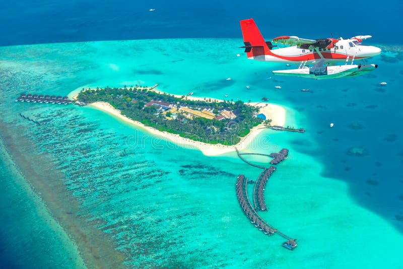 一个水上飞机接近的海岛的鸟瞰图在马尔代夫图片