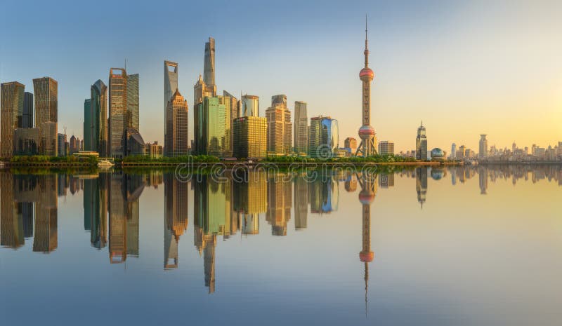 上海和黄浦江都市风景日落的,美好的反射在摩天大楼,