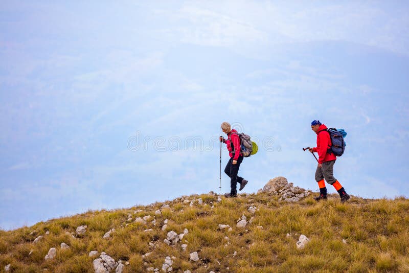 冒险,旅行,旅游业,远足和人概念-走与背包的微笑的夫妇户外.