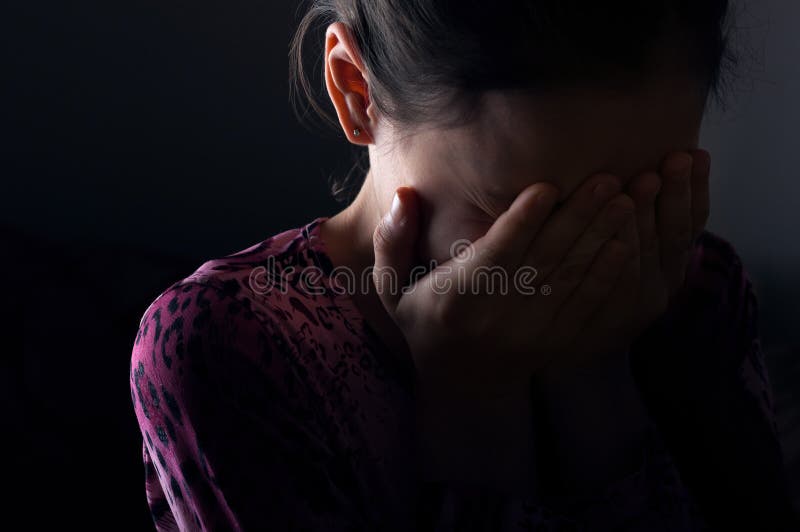 黑暗中哭泣的女孩图片