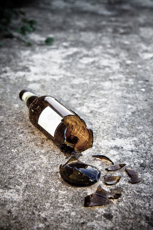 基于地面的碎的棕色啤酒瓶:酒精中co 图库摄影