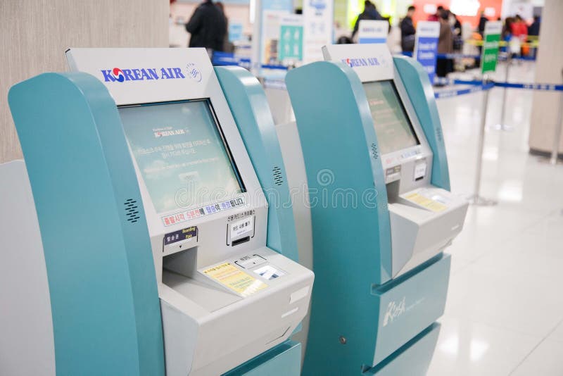 独立注册机架在机场,金浦市,韩国图片