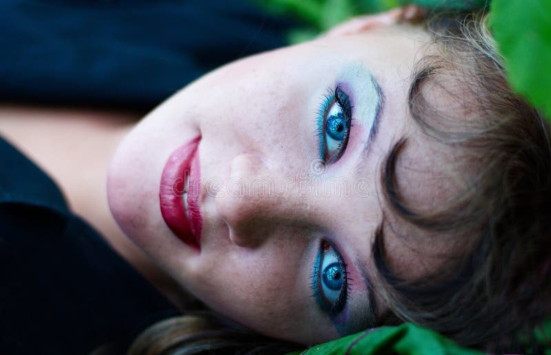 美丽的蓝眼睛的构成妇女图片