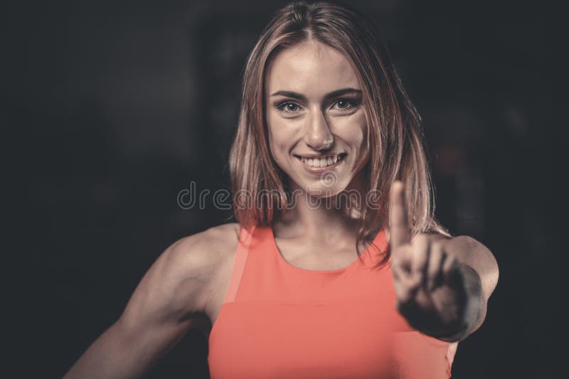 美好的女孩的损失美女健身房停车牌手画象.头发,儿子.性感背景吻和图片