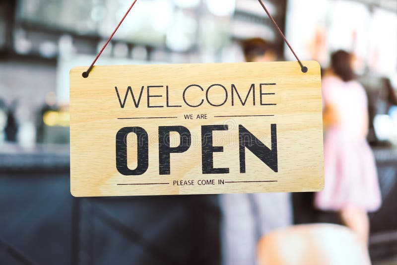 说在咖啡馆或餐馆吊的open在门在入口的企业标志. 背包, 照亮.