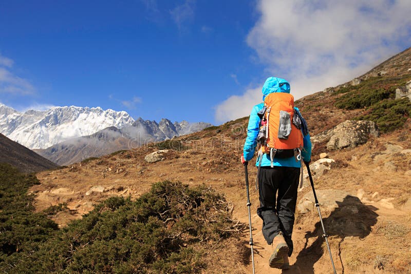 迁徙在喜马拉雅山山的妇女背包徒步旅行者