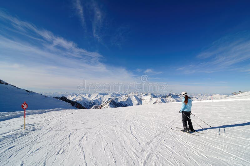 滑雪道的滑雪者在hintertu zillertal,奥地利 库存图片