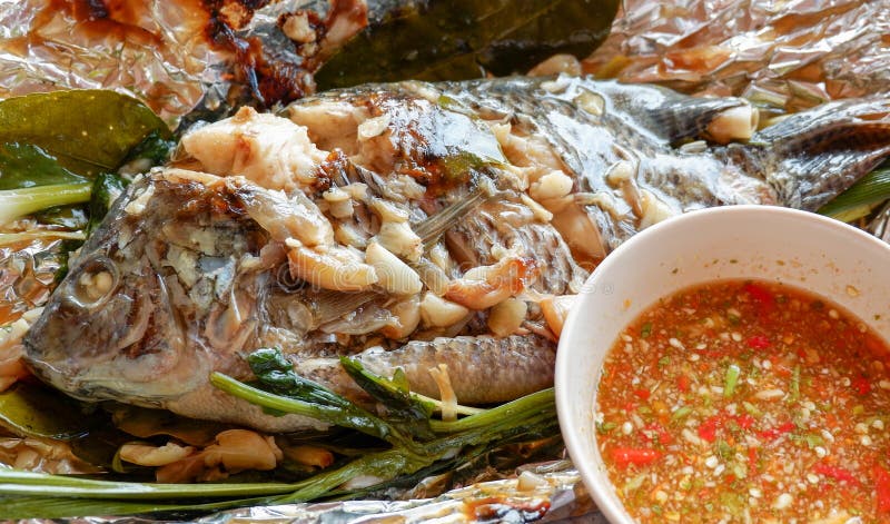 关闭烤罗非鱼鱼弗洛伊德和草本泰国食物三湖慈鲷什么石头图片