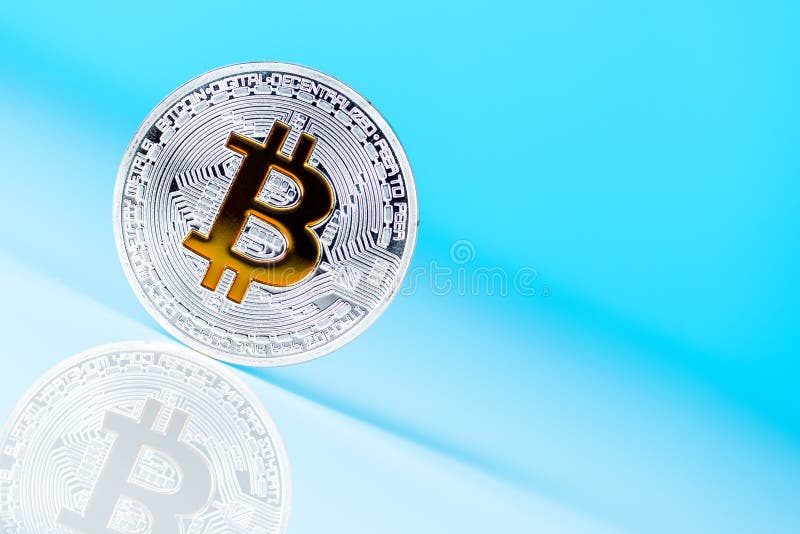 bitcoin在价值概念大模型进来下来 在蓝色背景,与空的