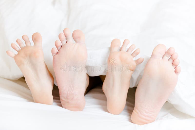 Close Up View Of Feet Of The Couple Lying In Bedroom Stockfoto Bild