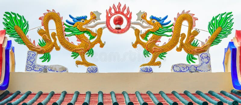 Dragones En El Tejado De Una Capilla China Con El Fondo Blanco Imagen