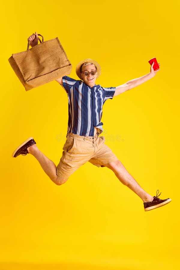 Feliz Joven Turista Con Camisa A Rayas Sombrero De Paja Y Gafas De Sol