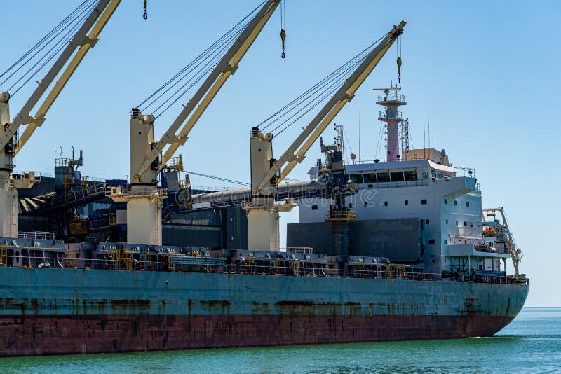 Grand Navire De Mer Bleu Cargo Ou Vraquier Sec Dans Les Eaux Meraude