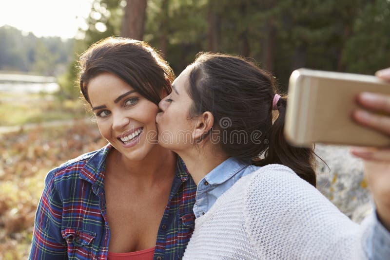 Los Pares Lesbianos Abrazan Las Narices Conmovedoras Ojos Cerrados