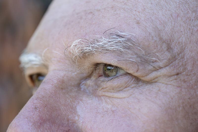 Ojo De Cierre Del Anciano Caucásico Retrato De Anciano Al Aire Libre