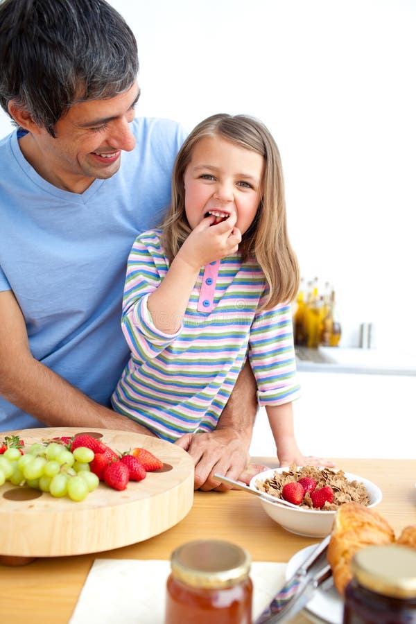 Padre Alegre Y Su Hija Que Desayunan Imagen De Archivo Imagen De