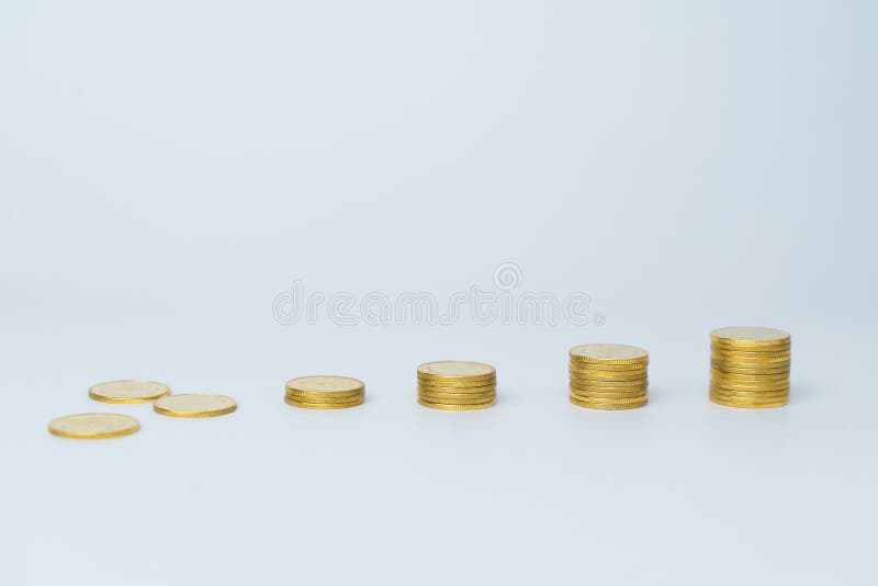 Pila De Monedas De Oro Aisladas En Fondo Blanco Imagen De Archivo