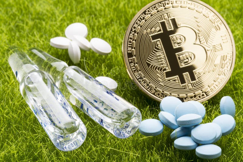 不同的药片和一次用量的针剂与bitcoin在草背景-医疗