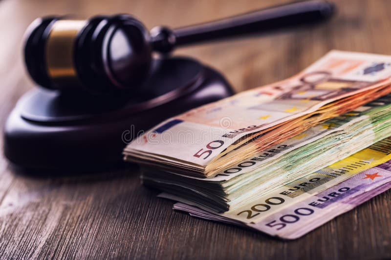 法官的锤子惊堂木 正义和欧洲金钱 钞票概念性货币欧元