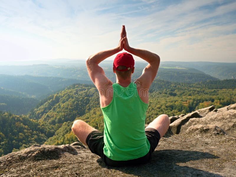 Uomo Nudo Nella Posa Del Loto Di Yoga Per La Respirazione Meditare E