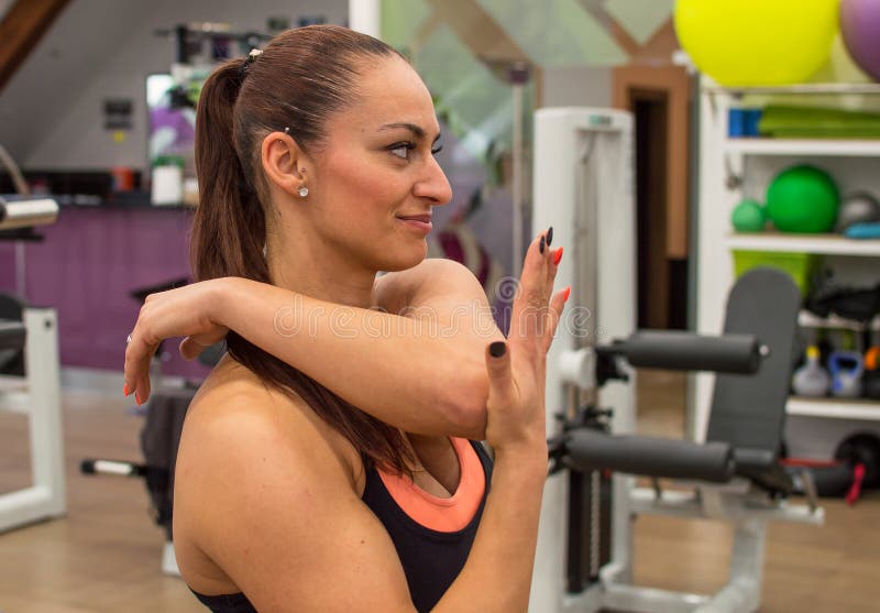 图片 包括有 哑铃, beautifuler, 女性, 藏品, 肌肉 - 113379996