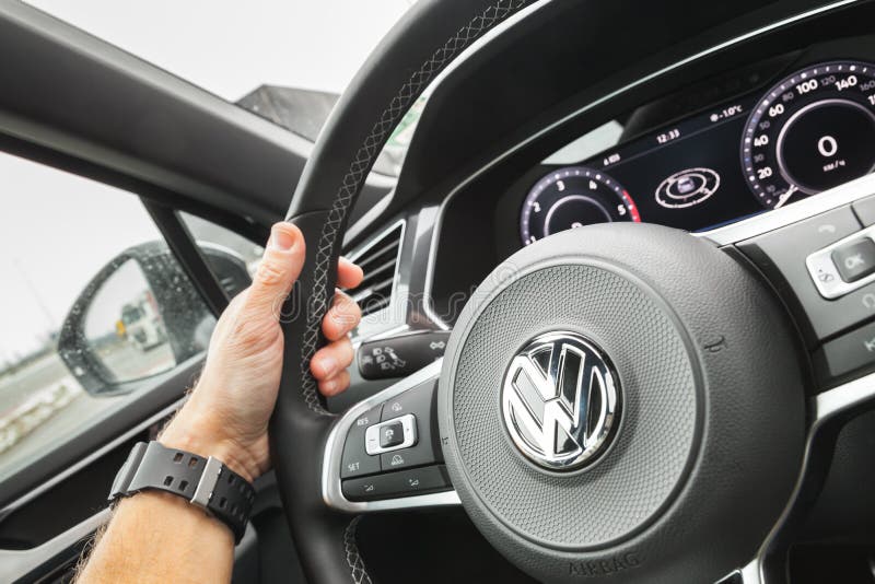 司机手举行方向盘vw 免版税库存照片