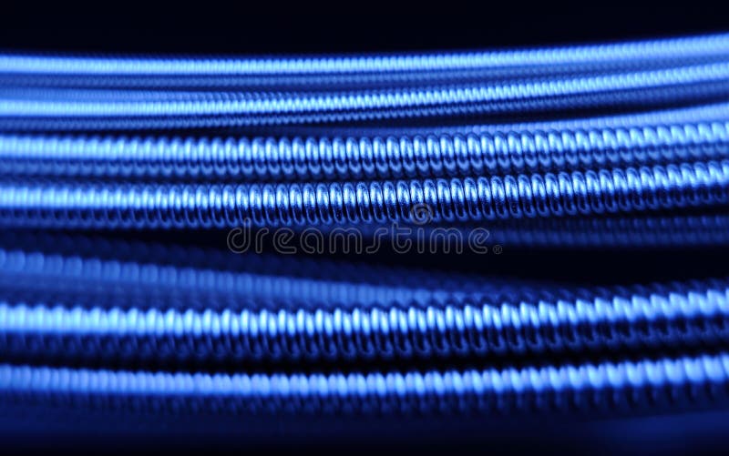 download 在蓝色光的吉他串在黑背景 库存图片.