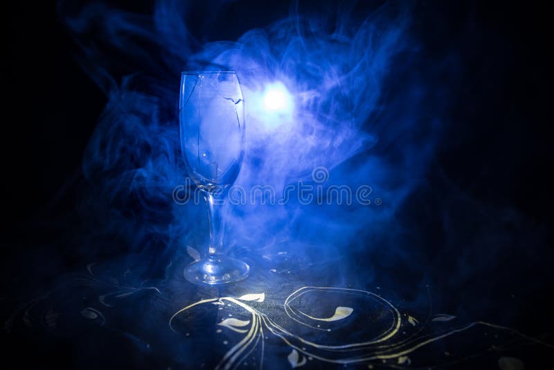 download 在黑暗的被定调子的黑背景的残破的酒杯 库存照片.