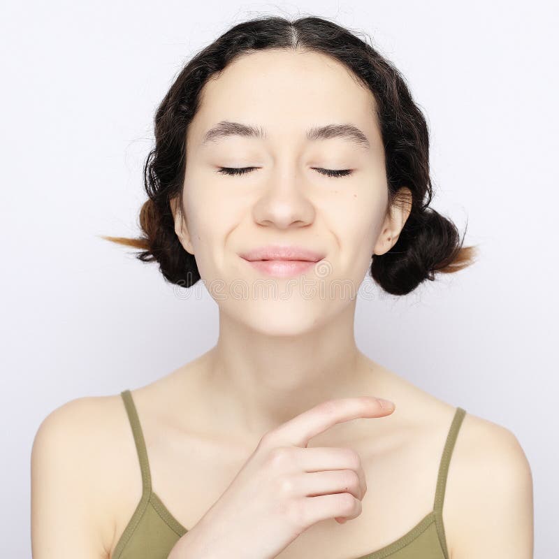 正面人的情感 愉快的情感少年gir特写.
