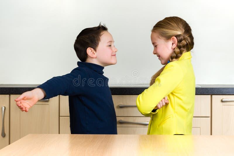 宽拥抱女孩的小男孩传播的胳膊 图库摄影