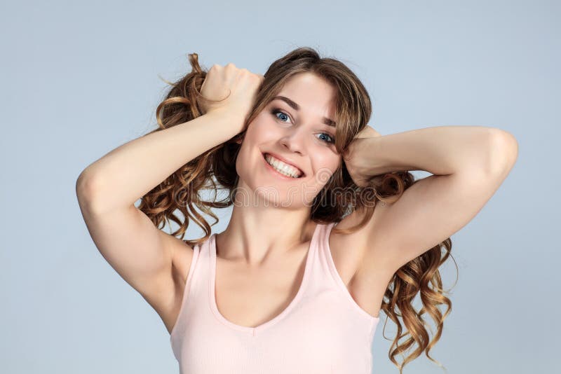 少妇的画象激动愉快的. 情感, 头发.