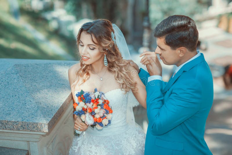 新郎亲吻新娘的手