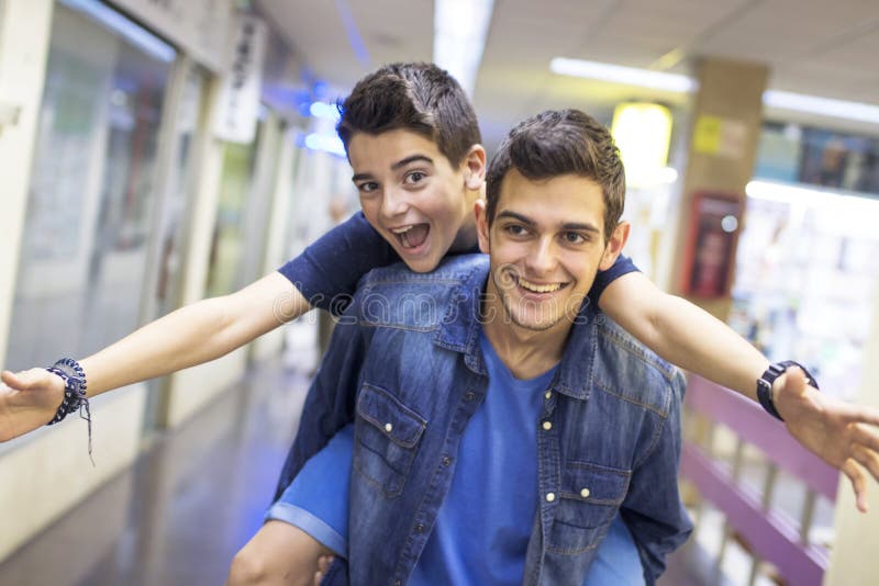 图片 包括有 无忧无虑, 兴奋, 室内, 情感, 种族, 偶然, 头脑