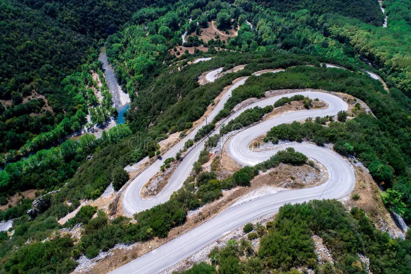 鸟瞰图省与许多曲折前行在epiru的路
