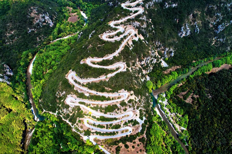 鸟瞰图省与许多曲折前行在epiru的路. 旅途, 风景.
