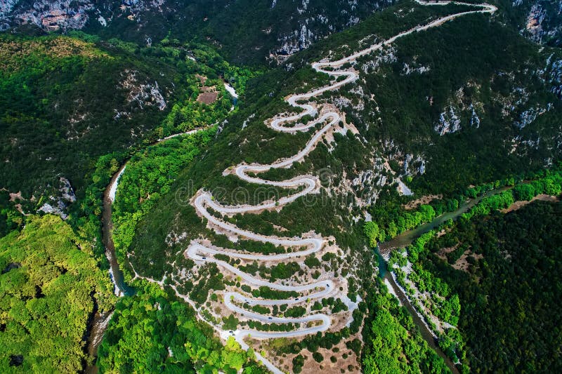鸟瞰图省与许多曲折前行在epiru的路