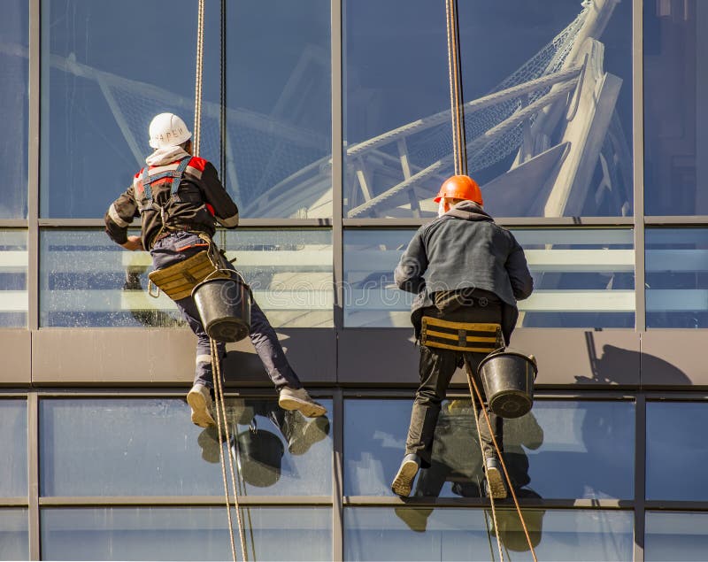 建筑工人安装脚手架进行高空作业,有一位建筑工人由于