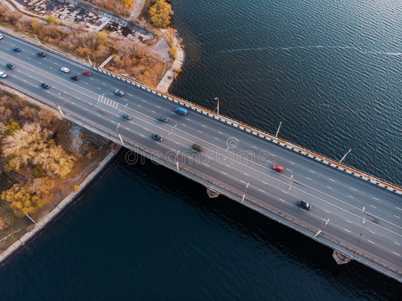 从具体桥梁寄生虫的空中或顶视图有柏油路或高速公路的在有城市汽车