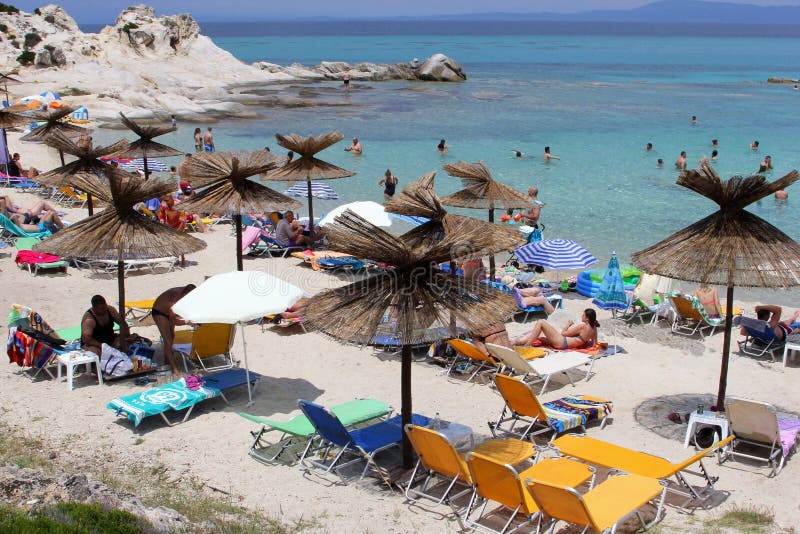 海滩海游泳sunbath,希腊 免版税图库摄影
