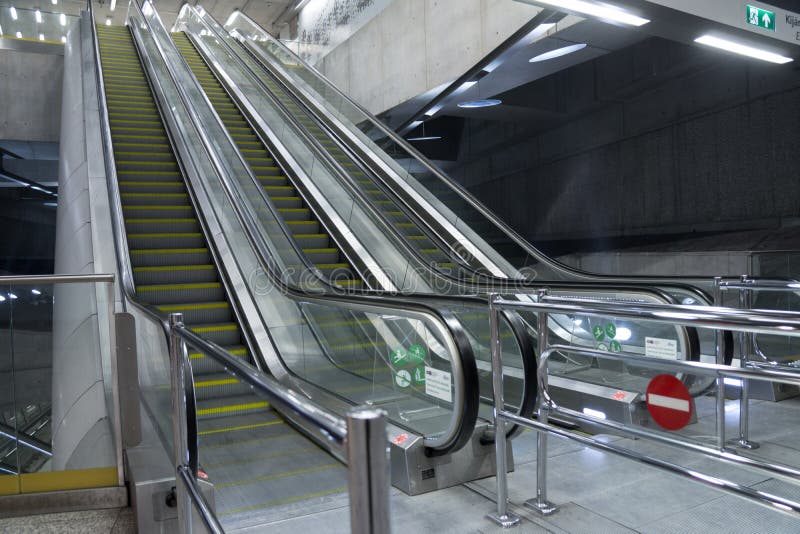 现代的自动扶梯