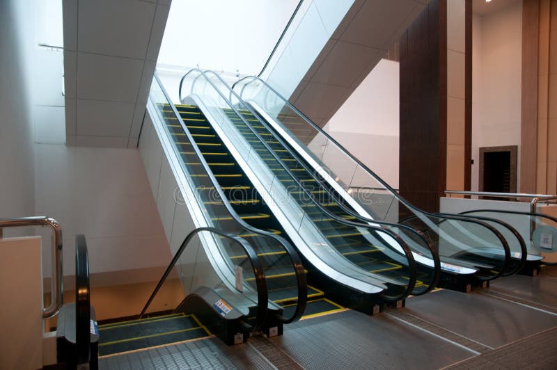 空的自动电梯阶梯