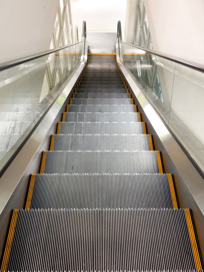 与黄线的自动电梯阶梯在边 照片拍摄时间:  november 01st, 2017
