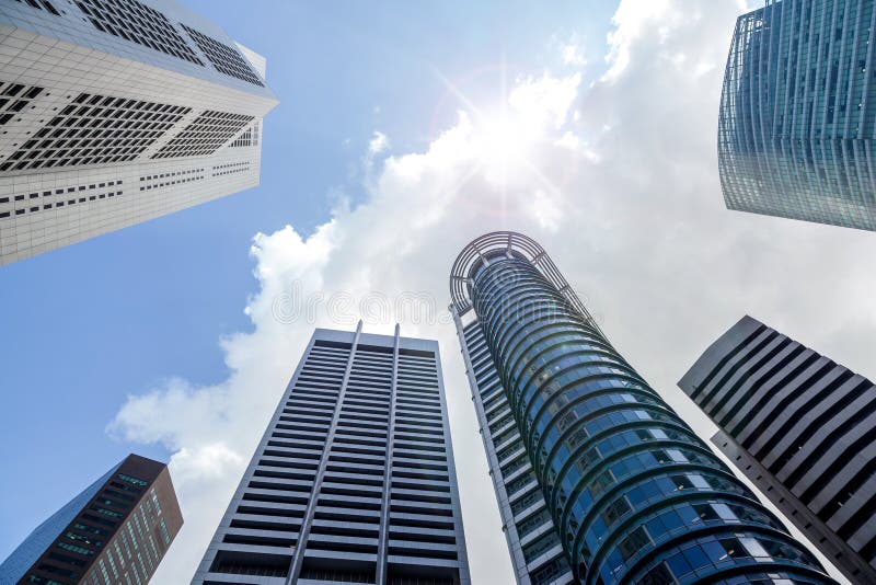 摩天大楼低角度视图在街市的新加坡