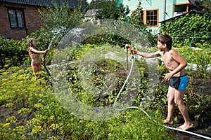 Children with garden hoses" border="0