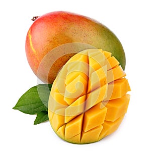 Frische Mangofruchtfrucht mit Schnitt und grünen Blättern