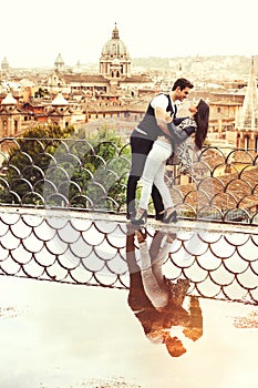Book fotografico di coppia. Roma. Romantic couple in Rome city, Italy. Loving relationship. Passion and love
