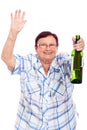Bejaarde gedronken vrouw met fles alcohol Stock Foto