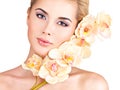 Woman With Healthy Skin And Fl...