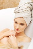 As mulheres que relaxam na banheira? vestiram-se em um bathrobe azul, mais fotos com este modelo no <a href='http://www Foto de Stock Royalty Free As mulheres que relaxam na banheira? vestiram-se em um bathrobe azul, mais fotos com este modelo no <a href='http://www Foto de Stock Royalty Free