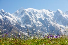 Beaux paysages avec de hautes montagnes Images libres de droits